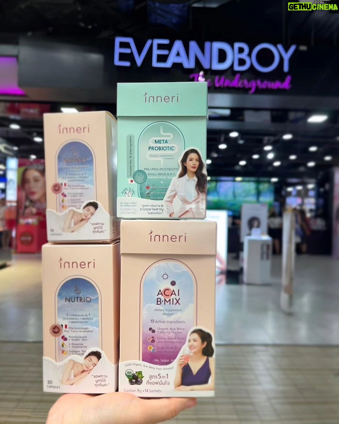 Taksaorn Paksukcharern Instagram - แวะมาดูกิจการสักหน่อย 🥰 อินเนอริ ผลิตภัณฑ์เสริมอาหารของแอฟ มีวางจำหน่ายที่ร้าน EVEANDBOY ทุกสาขาแล้วนะคะ 💖 ลูกค้าที่กำลังมองหาตัวช่วยดูแลสุขภาพผิว จากระบบขับถ่ายและการนอนที่ดี ให้อินเนอริดูแลคุณนะคะ สนใจสอบถามข้อมูลคุณสมบัติของแต่ละสูตร กดทักไปที่ IG 👉🏻 @inneribrand ได้เลยค่า 💕 #inneri #metaprobiotic #acaibmix #nutrio #premiumsupplement #แบรนด์ของแอฟ #eveandboy