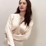 Taksaorn Paksukcharern Instagram - About My Look : @loropiana Outfit : Inaya Dress ทอจากผ้าไหม Handbag : Extra Bag ( Fall Winter 2023 ต่อยอดมาจากกระเป๋ารุ่น Extra Pocket สุดไอคอนิกที่เป็นรุ่นยอดฮิตของแบรนด์) Shoes : Summer Charm Slipper Make up : @bew_makeup Hair : @dnadiafive Repost : @justafftaksaorn