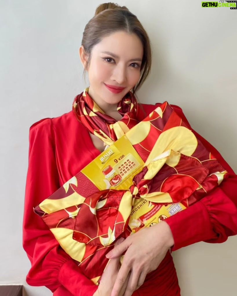 Taksaorn Paksukcharern Instagram - แบรนด์ ของขวัญปีใหม่ที่ดีที่สุดสำหรับแอฟ 🎁💝 ปีใหม่นี้ แอฟมอบของขวัญที่ดีที่สุดสำหรับคนที่แอฟรักและห่วงใย ด้วย “กระเช้าและชุดของขวัญจากแบรนด์” เพราะแบรนด์เป็นมากกว่าของขวัญที่ช่วยดูแลสุขภาพคนที่แอฟรัก แต่ยังสามารถนำไปใช้ต่อได้ ♻️ ♻️ชุดของขวัญแบรนด์รังนกแท้ฟุโรชิกิ รียูสเป็น “ผ้าพันคอ” ลายนกกระเรียนที่สื่อถึงสุขภาพดี อายุยืนยาว ♻️กระเช้าแบรนด์พรีเมี่ยม รียูสเป็น “กระเป๋าผ้า” ใช้ง่ายสะดวก จะถือก็ได้ จะสะพายก็สวย พร้อมลายใบแปะก๊วย สื่อถึงอายุยืน ความมั่นคง ✨ มอบของขวัญปีใหม่ให้พิเศษกว่าเดิมด้วยกระเช้าและชุดของขวัญจากแบรนด์ กันนะคะ ❤️ ❗️พิเศษ ช่วงวันสิ้นปี ลดราคาสูงสุด 25% ที่ห้างสรรพสินค้าและร้านค้าชั้นนำทั่วไป #ให้แบรนด์แทนใจ #ของขวัญปีใหม่