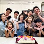 Taksaorn Paksukcharern Instagram - เบิร์ดเดย์กันทุกปี ปีนี้พิเศษมีหนุ่มน้อยพีร์เจที่น่ารักด้วย แฮปปี้ อบอุ่น หัวเราะกันทั้งคืนจนเหนื่อยเช่นเคย... ขอบคุณนะคะ รักบ้านนี้ที่สุดค่ะ 🤗❤️❤️