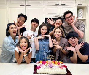 Taksaorn Paksukcharern Instagram - เบิร์ดเดย์กันทุกปี ปีนี้พิเศษมีหนุ่มน้อยพีร์เจที่น่ารักด้วย แฮปปี้ อบอุ่น หัวเราะกันทั้งคืนจนเหนื่อยเช่นเคย... ขอบคุณนะคะ รักบ้านนี้ที่สุดค่ะ 🤗❤️❤️