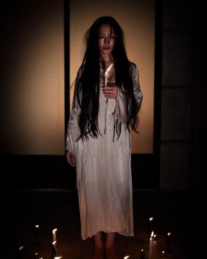 Taksaorn Paksukcharern Instagram - I’m not gonna hurt you 🕯🖤
#HappyHalloween

Make up @yiim_makeup @mossomee 
Hair @noppasitt.vote @jeabjeab_jp 
Stylist @tuntunn @phynthilap @kkai.kn 
Photographer @roroko
@kob.piyachat1565 & พี่แมนผู้ไม่มีไอจี