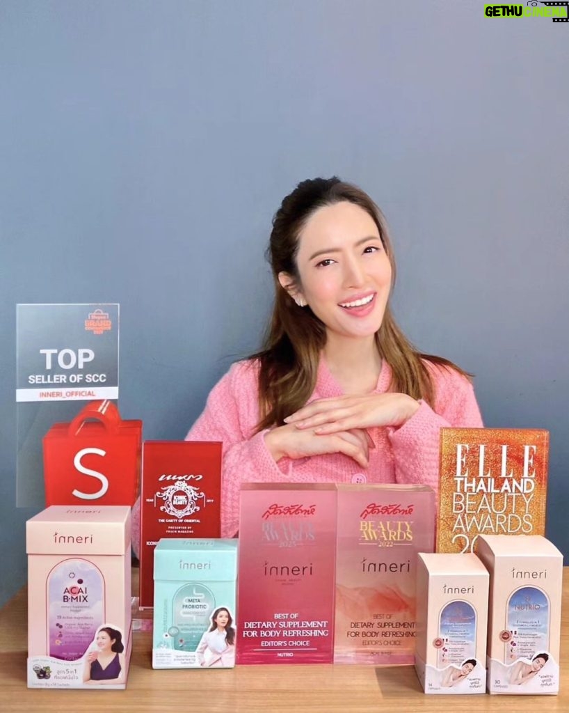 Taksaorn Paksukcharern Instagram - 💗 อินเนอริ นูทริโอ้ ผลิตภัณฑ์เสริมอาหารของแอฟ เพิ่งได้รับรางวัล Best Dietary Supplement of Body Refreshing จาก Sudsapda Beauty Awards 2023 🥰 ทุกๆ รางวัลที่ได้รับ เป็นกำลังใจสำคัญสำหรับแอฟและทีมอินเนอริในการพัฒนาสินค้าและบริการให้ดียิ่งขึ้นค่ะ ลูกค้าส่วนใหญ่สอบถามเข้ามาว่า แอฟเป็น Presenter หรือเป็นเจ้าของแบรนด์ ขอตอบตรงนี้อีกครั้งนะคะ อินเนอริเป็นแบรนด์ของแอฟเองค่ะ ทานเป็นประจำทุกวัน มั่นใจในคุณภาพค่ะ 🛒 ตอนนี้อินเนอริ เมต้า โพรไบโอติก และนูทริโอ้ ทั้ง 2 ขนาด มีวางจำหน่ายที่ร้าน EVEANDBOY และจะวางขายครบทุกสูตรภายในเดือนพฤจิกานี้ค่ะ สนใจ สอบถามข้อมูลเพิ่มเติมทาง LINE / Facebook / IG 👉🏻@inneribrand ได้เลยค่า ฝากเป็นกำลังใจให้อินเนอริด้วยนะคะ 💕 #inneri #metaprobiotic #nutrio #premiumsupplement #metabolismbooster #แบรนด์ของแอฟ #eveandboy