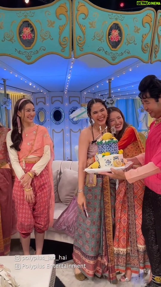 Taksaorn Paksukcharern Instagram - รักกกก🩵💙 คุณนิด อรพรรณ แม่ชม พ่อหนุ่ม ครอบครัวโพลีพลัส และแขกรับเชิญทุกๆท่านค่ะ 🩵 @polyplus_jad_hai @chomismaterialgirl @kanchai @bellacampen @p_namtarn @punpreedee #3แซ่บ Polyplus Entertainment