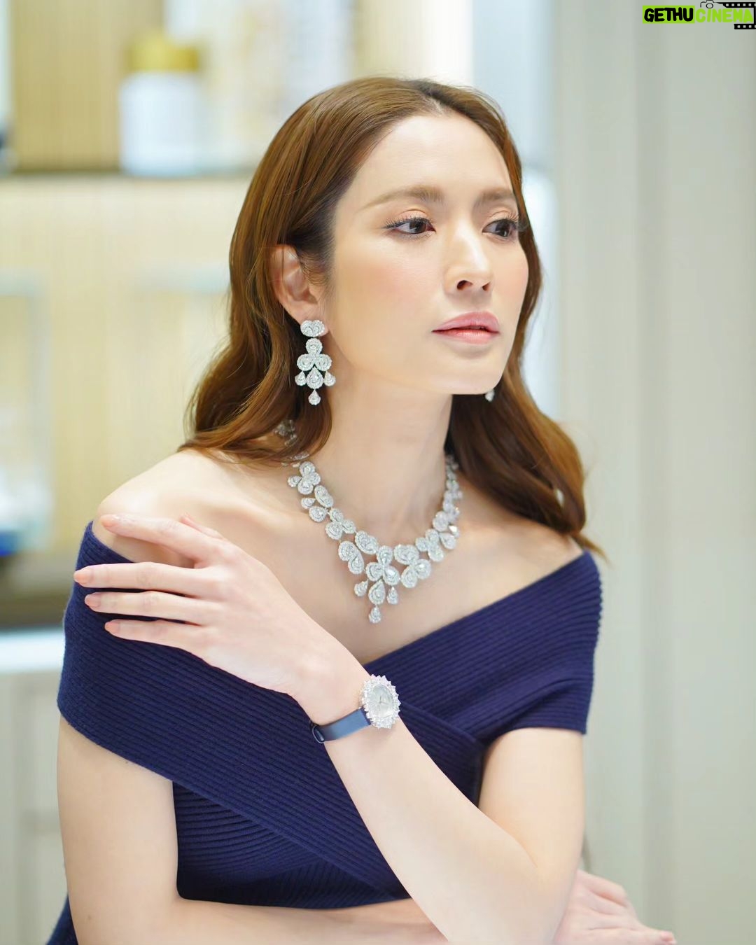 Taksaorn Paksukcharern Instagram - พบกับ Chopard Boutique ในคอนเซ็ปต์ล่าสุด ตามปรัชญาการออกแบบในแนวคิด “เมซง” (Maison) หรือ “บ้าน” ได้แล้ววันนี้ที่ศูนย์การค้าสยามพารากอน #Chopard #ChopardBoutique #ChopardSiamParagon