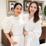 Taksaorn Paksukcharern Instagram - ขอบคุณออม&ตี๋ ที่ชวนมาร่วมฟังสวดพระพุทธมนต์ ถวายเพล และสังฆทานนะคะ 🤍🙏🤍@piyaromaom @tee7star อิ่มใจ อิ่มท้อง และดีใจได้เจอเพื่อนๆ จบงานด้วยให้สัมภาษณ์เจาะลึก Exclusive interview for my RB girls 🤭❤️ #เด็กราชินีบน #RB69