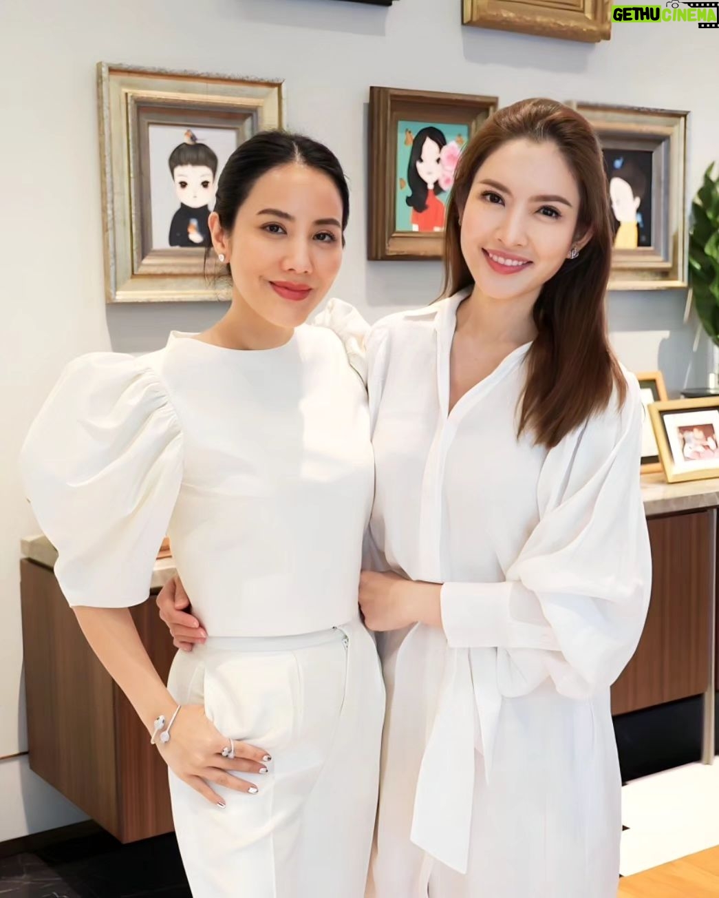 Taksaorn Paksukcharern Instagram - ขอบคุณออม&ตี๋ ที่ชวนมาร่วมฟังสวดพระพุทธมนต์ ถวายเพล และสังฆทานนะคะ 🤍🙏🤍@piyaromaom @tee7star อิ่มใจ อิ่มท้อง และดีใจได้เจอเพื่อนๆ จบงานด้วยให้สัมภาษณ์เจาะลึก Exclusive interview for my RB girls 🤭❤️ #เด็กราชินีบน #RB69