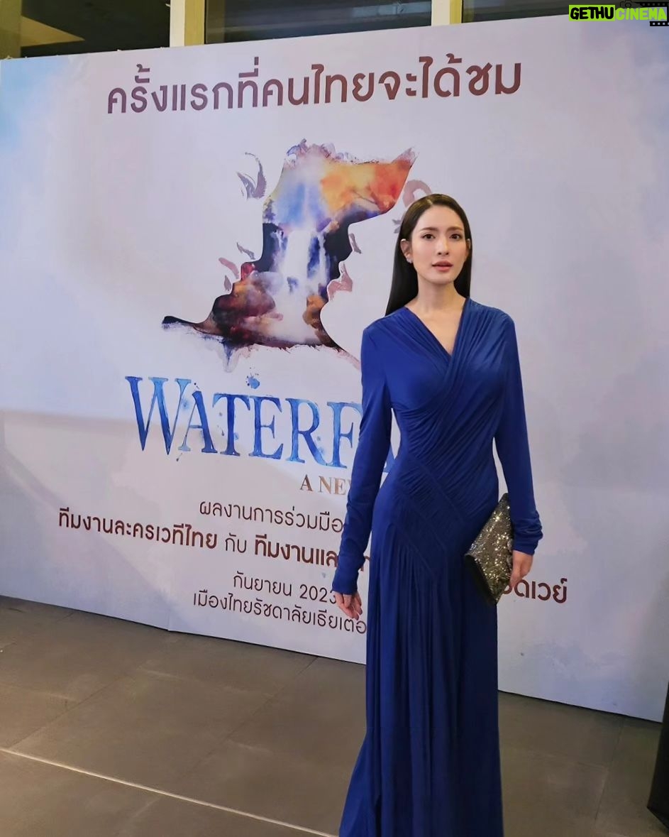 Taksaorn Paksukcharern Instagram - "WATERFALL" A New Musical มิวซิคัลไทยที่เคยไปบรอดเวย์ แล้ววันนี้กลับมาไทยให้เราได้ดูกันในเวอร์ชั่นใหม่ กับนักแสดง นักเขียนบท นักเขียนเพลงบรอดเวย์ระดับโลก ไฮไลท์อยู่ที่ยกน้ำตกมิตะเกะมาไว้บนเวทีเลยค่ะ! เป็นโปรดักชันที่ไม่ควรพลาด แสดงถึง 1 ตุลาคมนี้เท่านั้นนะคะ ถ้าใครไปดูจะบอกว่าแอฟชอบความสัมพันธ์ของ แคทเธอรีน & นวล น่ารักกก… 🤍 #waterfallanewmusical #เมืองไทยรัชดาลัยเธียเตอร์ เมืองไทยรัชดาลัยเธียเตอร์ Esplanad Ratchada