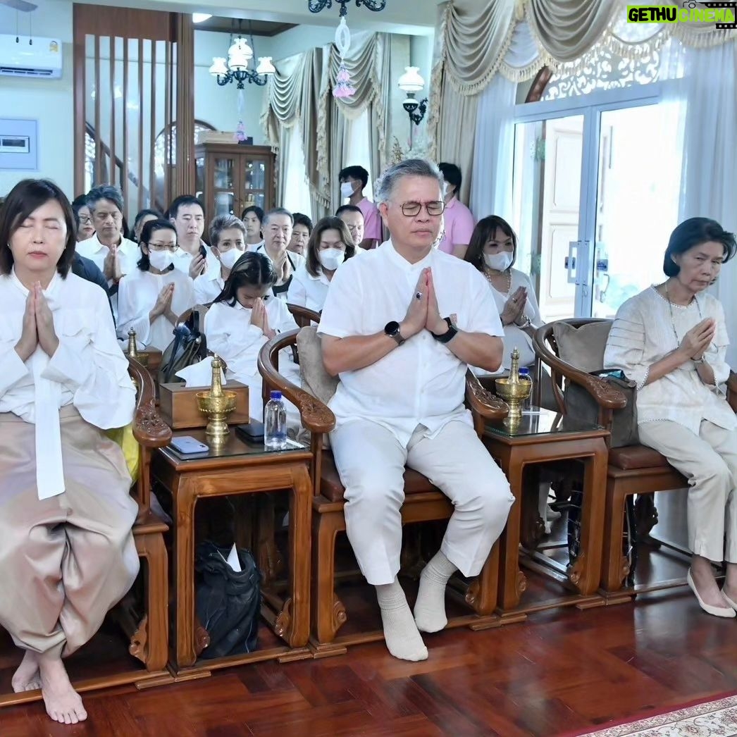 Taksaorn Paksukcharern Instagram - ทำบุญครบรอบ 50 วันคุณพ่อ 🙏🏻 วัดพระเชตุพนวิมลมังคลาราม (วัดโพธิ์)