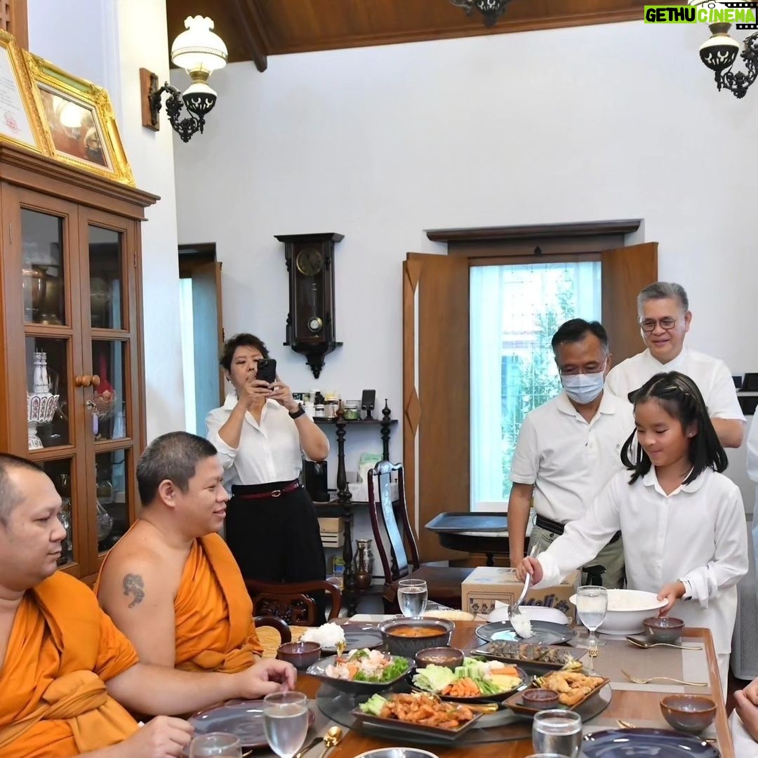 Taksaorn Paksukcharern Instagram - ทำบุญครบรอบ 50 วันคุณพ่อ 🙏🏻 วัดพระเชตุพนวิมลมังคลาราม (วัดโพธิ์)