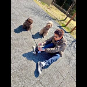 Takuya Kimura Instagram - ⁡
⁡
⁡
「天気は良いけど、風が物凄く強いですね…。
スニーカーの紐を締め直して、8000歩。」
⁡
拓哉
#木村拓哉#TakuyaKimura