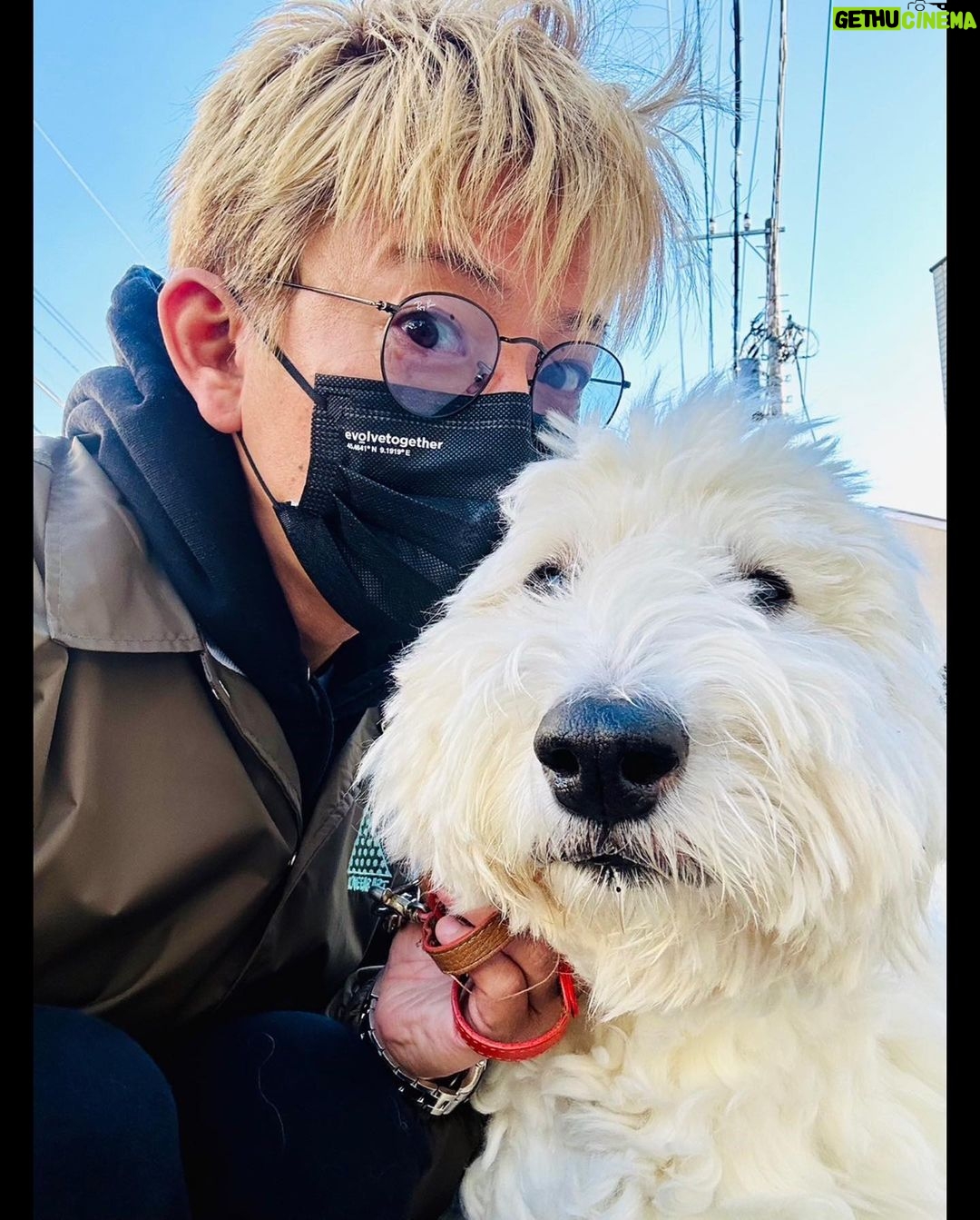 Takuya Kimura - 164.9K Likes -
「撮影が巻いて終わったので、帰宅して直ぐに出動!
盛り上がって歩いていたら、11800歩に…。
ひい爺ぃ〜も、風を受けて気持ち良さそうでした!」
拓哉
#木村拓哉#TakuyaKimura