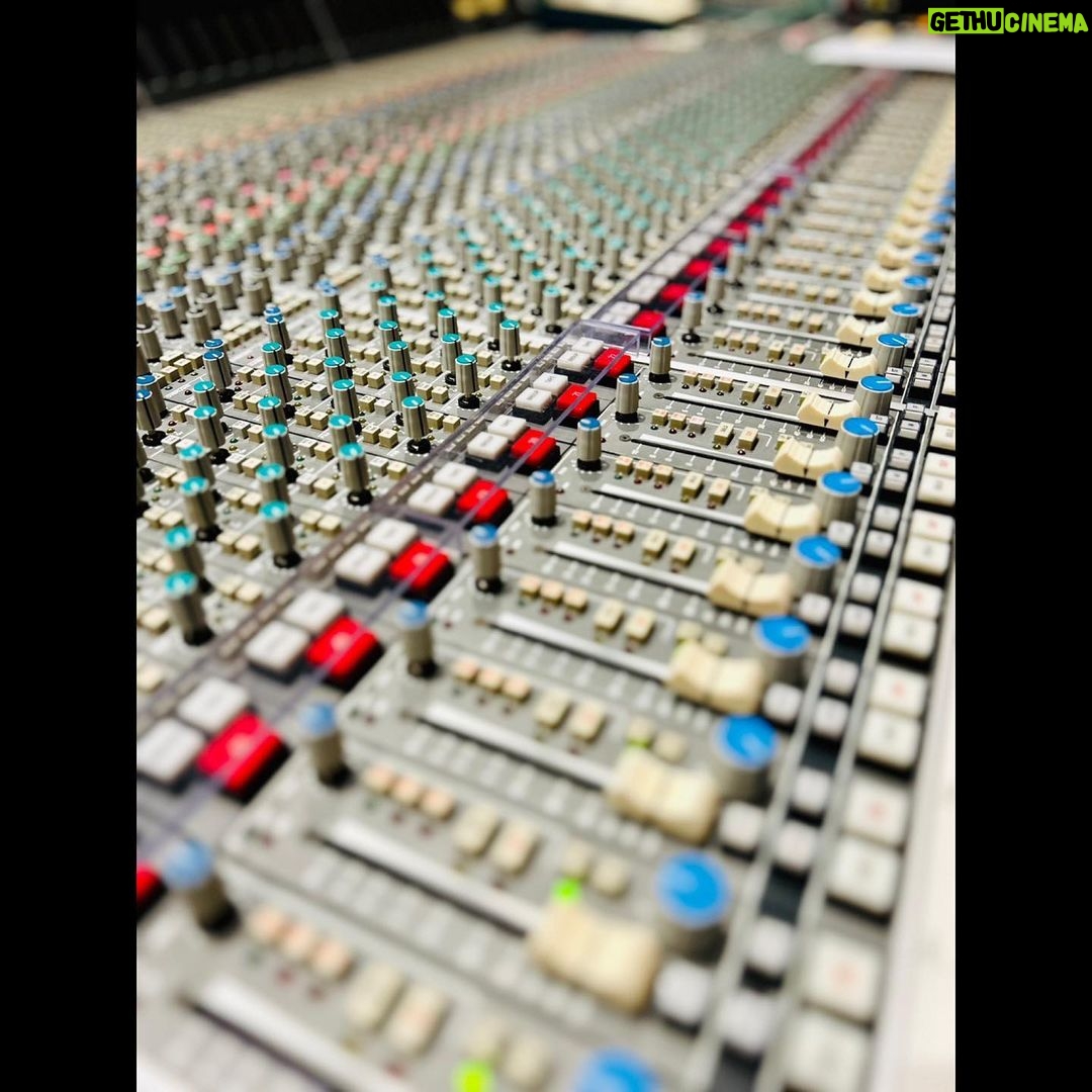 Takuya Kimura Instagram - 「クリスマスの今日、再びスタジオにてレコーディングを!グルーヴ感バリバリの曲で、とっても楽しかったです!」 拓哉 #木村拓哉#TakuyaKimura