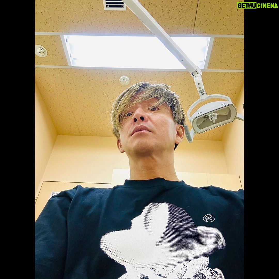 Takuya Kimura Instagram - 「今日は、完全に忘れかけてた歯医者さんへ。 着信の表示を見て『ん?』『ああぁ〜❕』っとなり急いで向かいました。 お待たせしてしまった、先生、スタッフの皆さんすみませんでしたぁ〜❕🙏」 PEACE‼︎ STAYSAFE! 拓哉 #木村拓哉#TakuyaKimura