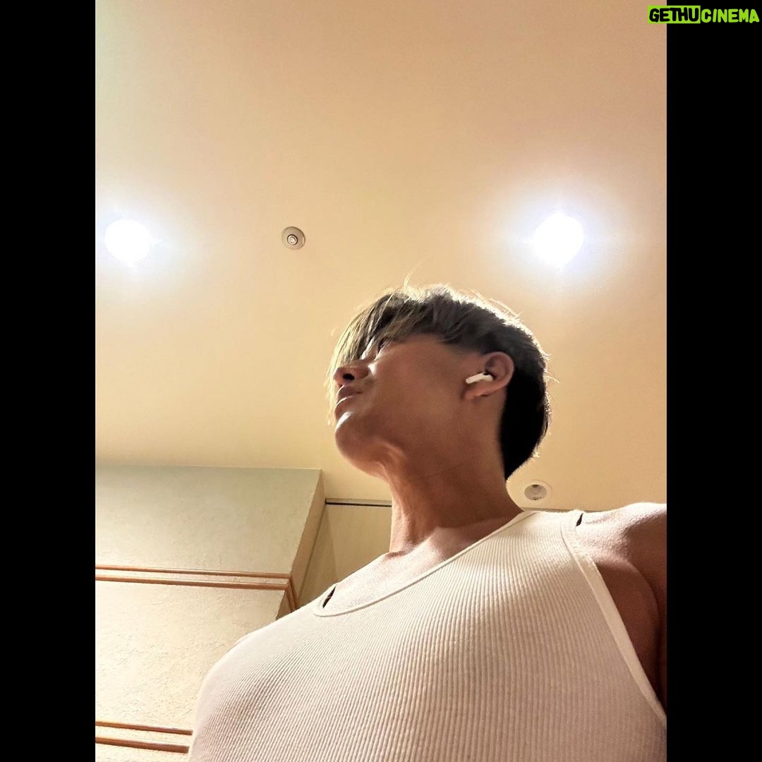 Takuya Kimura Instagram - 「何だか異様に身体を動かしたくなってジムへ。 やっぱり刺激を受けたからでしょうか…。 がんばろ❕」 PEACE‼︎ STAYSAFE! 拓哉 #木村拓哉#TakuyaKimura