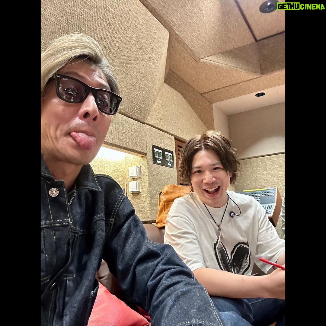 Takuya Kimura - 202.7K Likes -
「井出さん、奈良ちゃん、デビィ、レンジー、ゆーすけ。
今日はありがとう❕
みんなとの音、時間がとっても豊かでした…。
ありがとう❕」
PEACE‼︎
STAYSAFE!
拓哉
#木村拓哉#TakuyaKimura