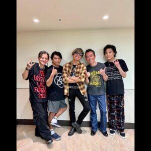 Takuya Kimura Instagram - ⁡
⁡
⁡
「未だ明日がありますが、35年間本当にありがとうございましたぁ〜❕
⁡
"男闘呼組" respect❕」
⁡
PEACE‼︎
⁡
STAYSAFE!
⁡
拓哉
#木村拓哉#TakuyaKimura