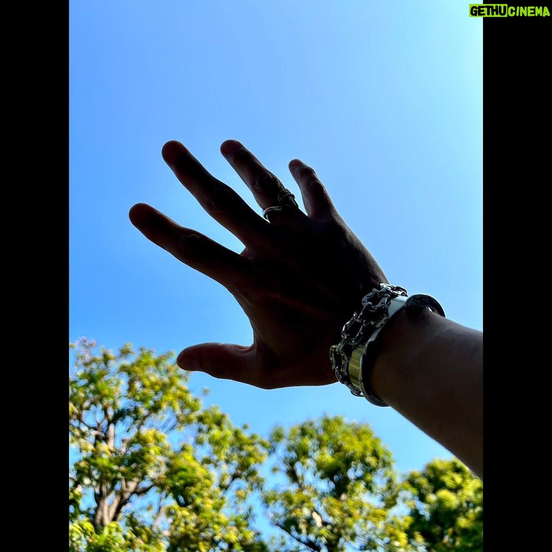 Takuya Kimura Instagram - 「いやぁ〜、今日も本当に暑いですねぇ…。 皆さんはどんな土曜日を過ごしてますかぁ〜⁉️ ふぅ…。それにしても暑い。」 PEACE‼︎ STAYSAFE! 拓哉 #木村拓哉#TakuyaKimura