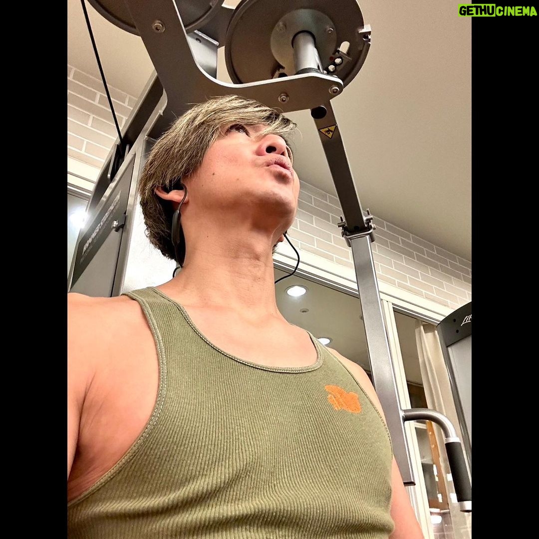 Takuya Kimura Instagram - 「本日は、お昼にとっても良い映画を観て、その流れで身体を動かし、伸ばし、温めて来ましたぁ〜❕ 今日も、また違う仮歌を聴きながら…。自然と気合いが入ります❕」 PEACE!! STAYSAFE! 拓哉 #木村拓哉#TakuyaKimura