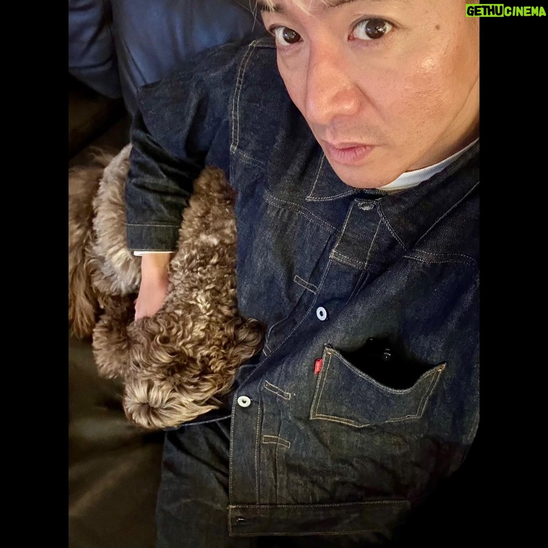 Takuya Kimura Instagram - 「撮影がスムーズに終わって、早めの帰宅。 あいにくの雨で散歩には行けないけど、この場所に居てくれる感が…。萌える」 拓哉 #木村拓哉#TakuyaKimura