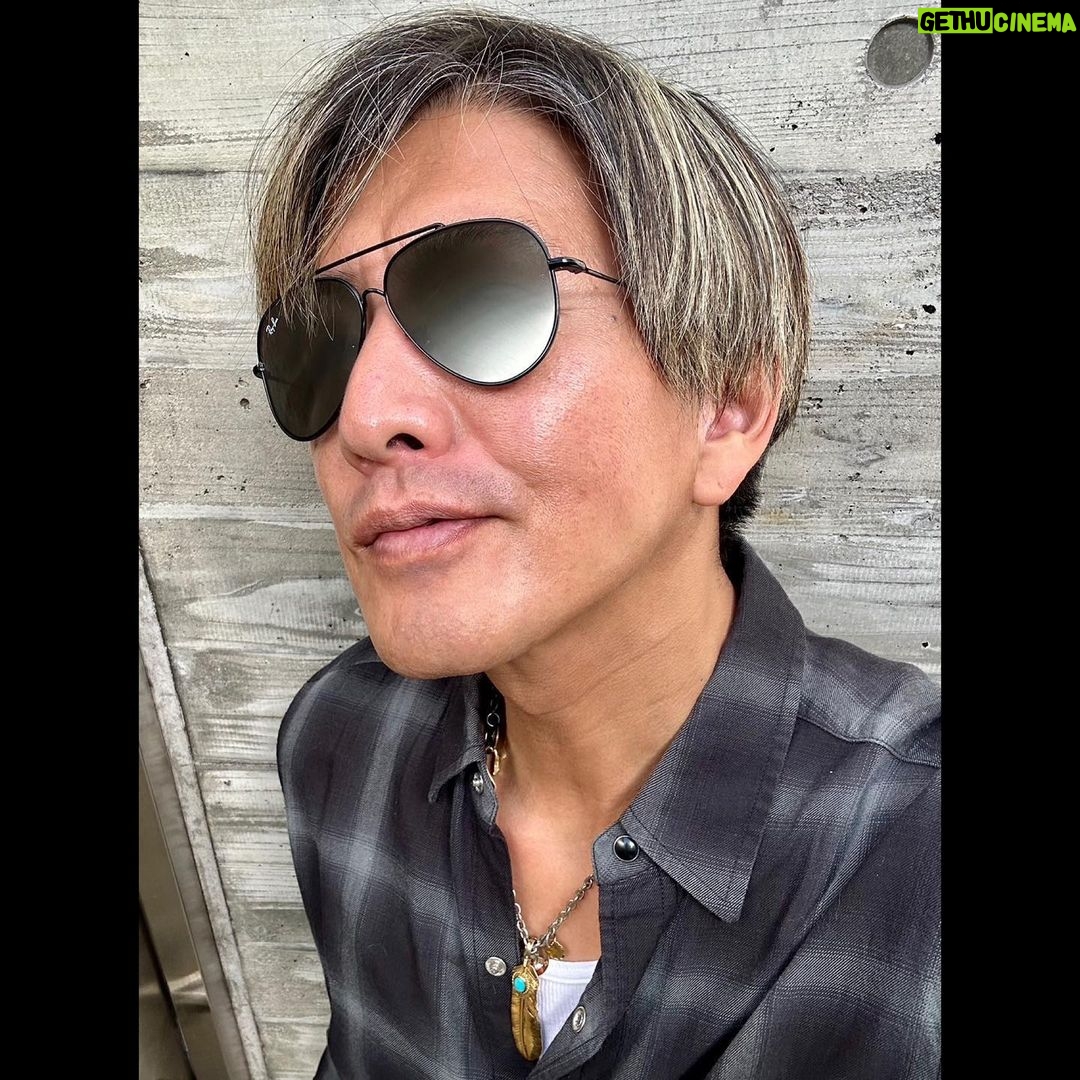 Takuya Kimura - 140.4K Likes -
「今日もとんでもない暑さですねぇ〜❕
昨日の剣道での筋肉痛も半端ないですが、それ以外の身体のメンテナンスに向かいます❕
Ray-Banから届いた攻め攻めのサングラスと共に❕」
PEACE‼︎
STAYSAFE!
拓哉
#木村拓哉#TakuyaKimura