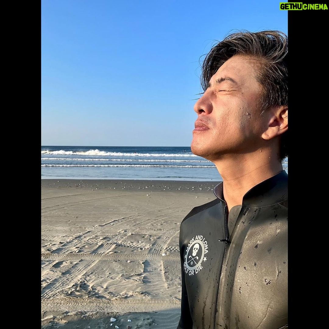 Takuya Kimura - 160.7K Likes -
「今日も、いきなり思い立って海に出動してきました❕
余りにも久々のポイント。
19歳の頃会っていた青年が、超イケてる40歳になっていて、時間の流れを感じました…。
今日の波に感謝❕」
PEACE‼︎
STAYSAFE!
拓哉
#木村拓哉#TakuyaKimura