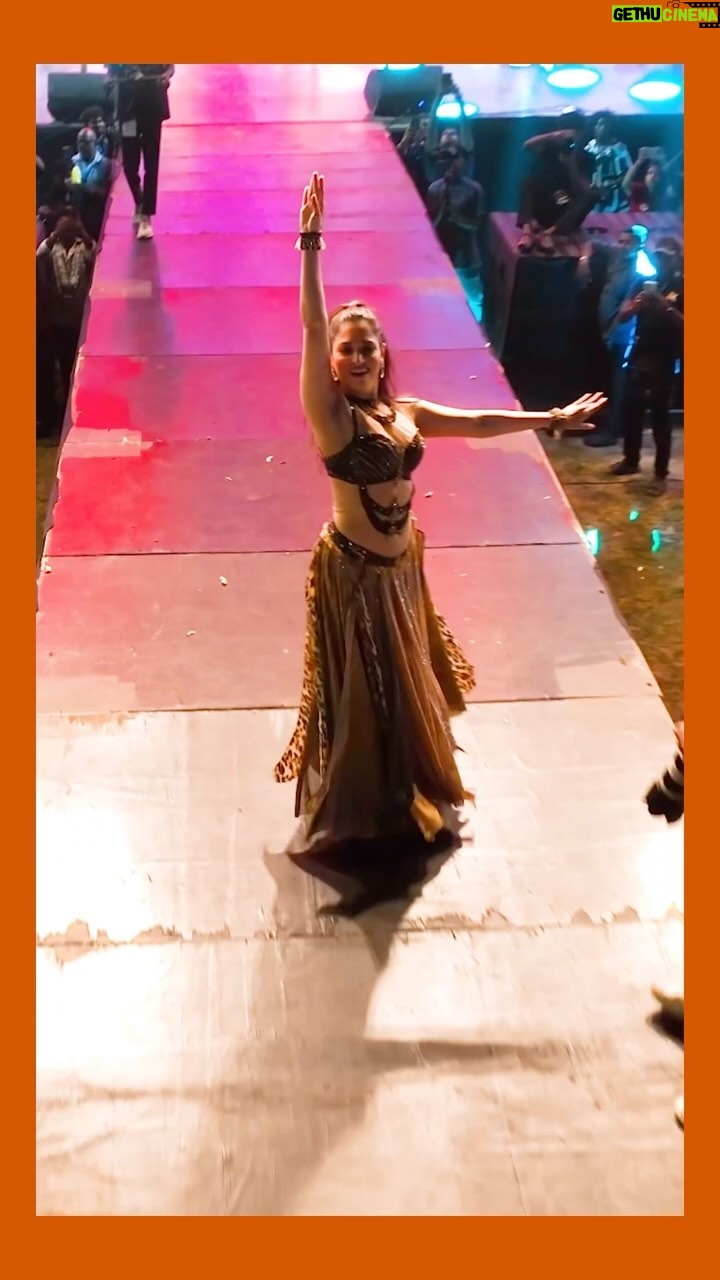 Tamannaah Instagram - I seriously did not need any music while performing at the Hariharan Live In concert and Star night in Jaffna, sponsored by MagickHome! It was the reverberating crowd and their crazy energy that made me groove that amazing nightš¤ Watch the magickal evening today, 24th Feb at 4:30 pm on Vijay TV! #HariHaranLive #VijayTV #MagickMelodies @magickhome_india @vijaytelevision @indypathmanathan