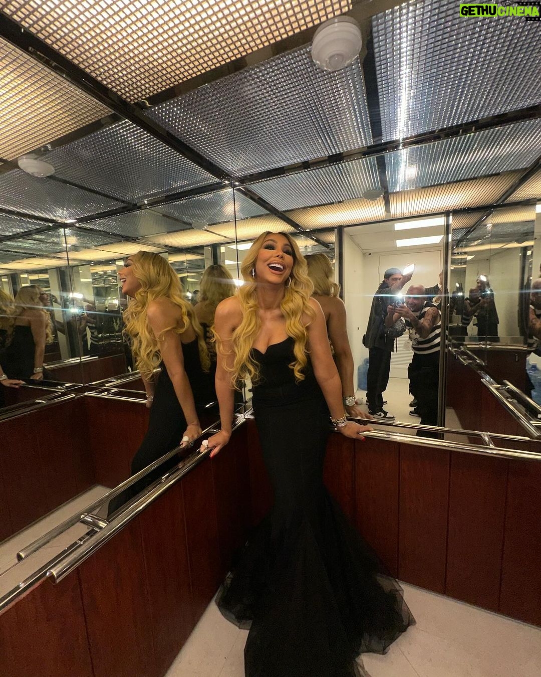Tamar Braxton Instagram - @soultrain Thank you for making me feel like the prettiest girl in the world✨💋 #soultrainawards #cohost #walmart #loveandwar10.