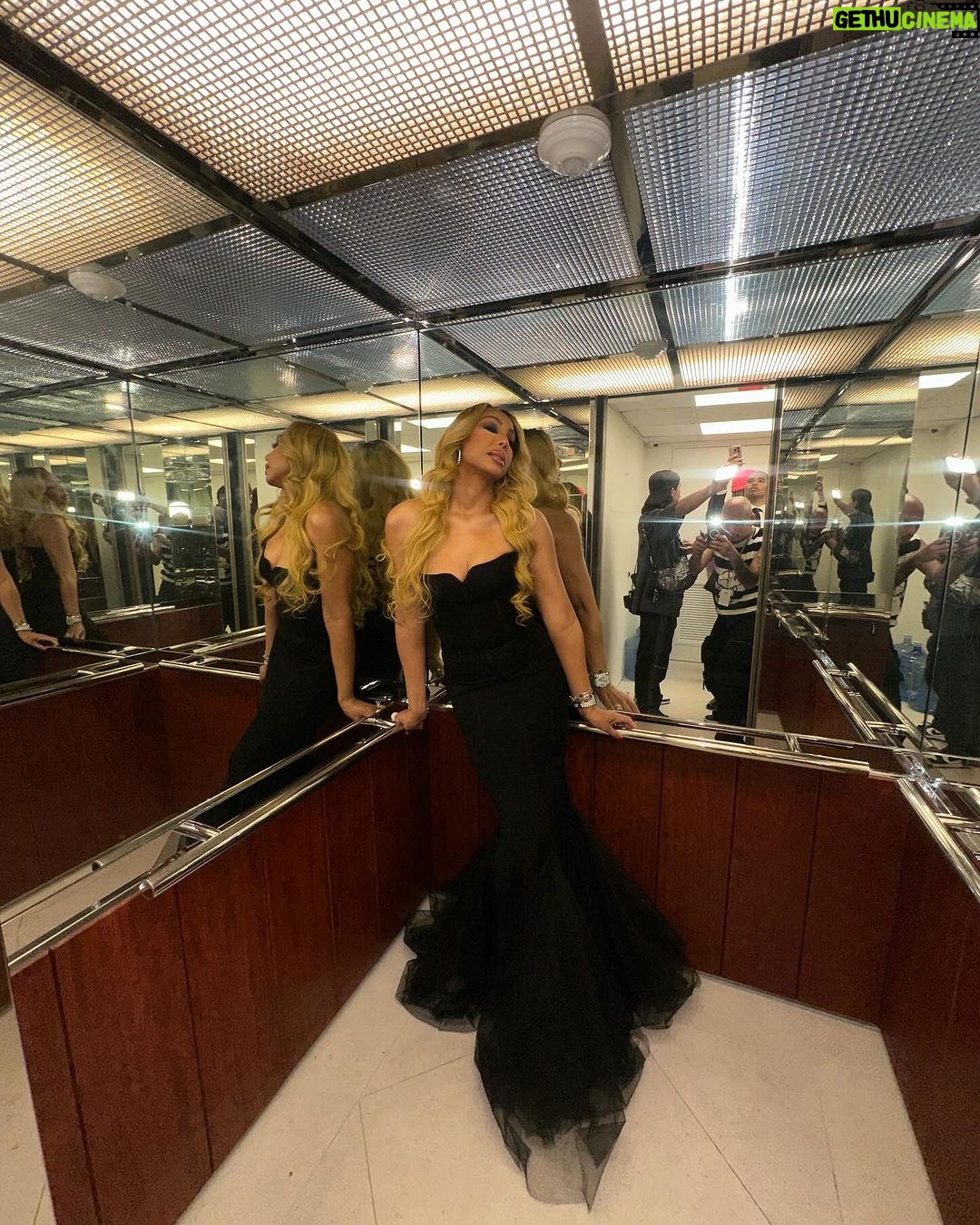 Tamar Braxton Instagram - @soultrain Thank you for making me feel like the prettiest girl in the world✨💋 #soultrainawards #cohost #walmart #loveandwar10.