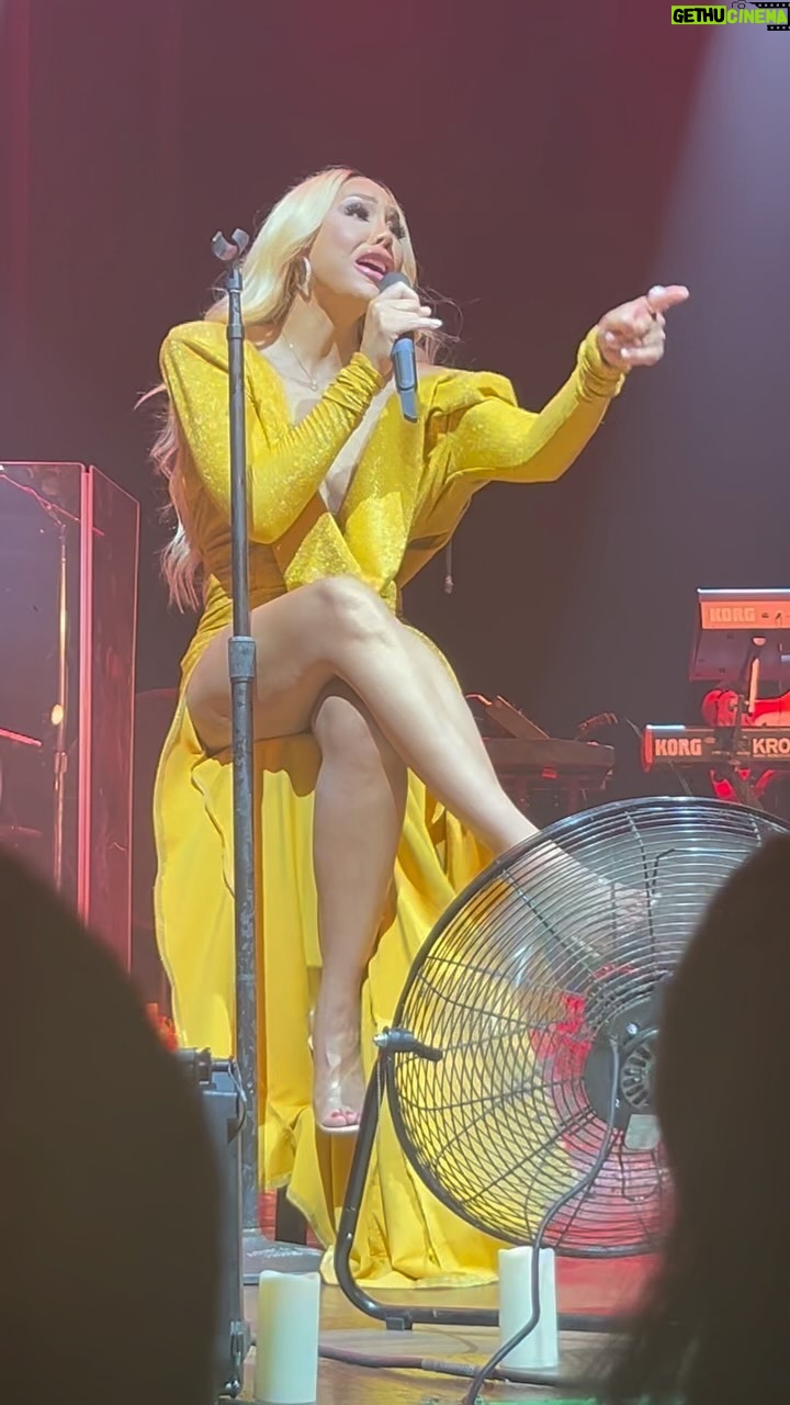 Tamar Braxton Instagram - Keep your empty boxes. Your lying boxes, Your cheating on me boxes, I can’t take no more I promise you boxes, I’m in love with you boxes. ✨🩵 BABYYYYYY I’m telling y’all this is a tour you don’t want to miss! Ticket link in bio🥰 #loveandwar10