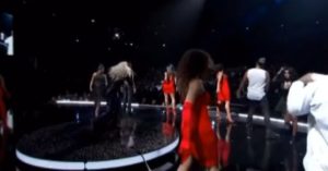 Tamar Braxton Instagram - Y’all gonna get off my neck talking about bring this wig back for the @loveandwar10yr tour 😩😩😩. This is probably one of my favorite tv performances. @betawards ✨✨Swipe to see rehearsal…since the people of god tried to say I wasn’t singing 🤷🏽‍♂️