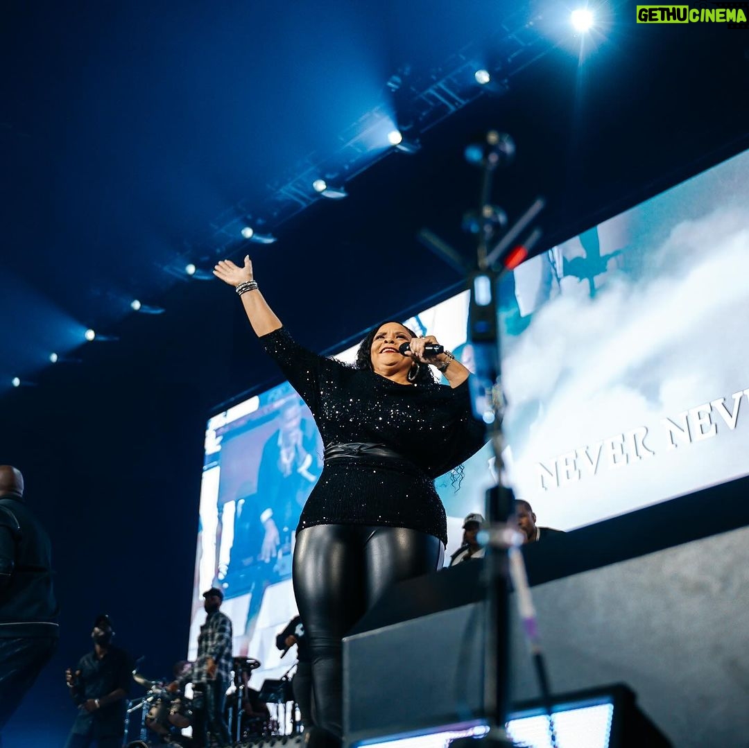 Tamela Mann Instagram - Thank you Jacksonville for the 🫶🏽 now we’re headed to the Carolinas! Raleigh we can’t wait to see you and have some good ole church! God has really been showing out at @reuniontourofficial !! 📸: @alexyassrr #raleigh #reuniontour #davidandtamelamann #davidmann #tamelamann #tillymanninc