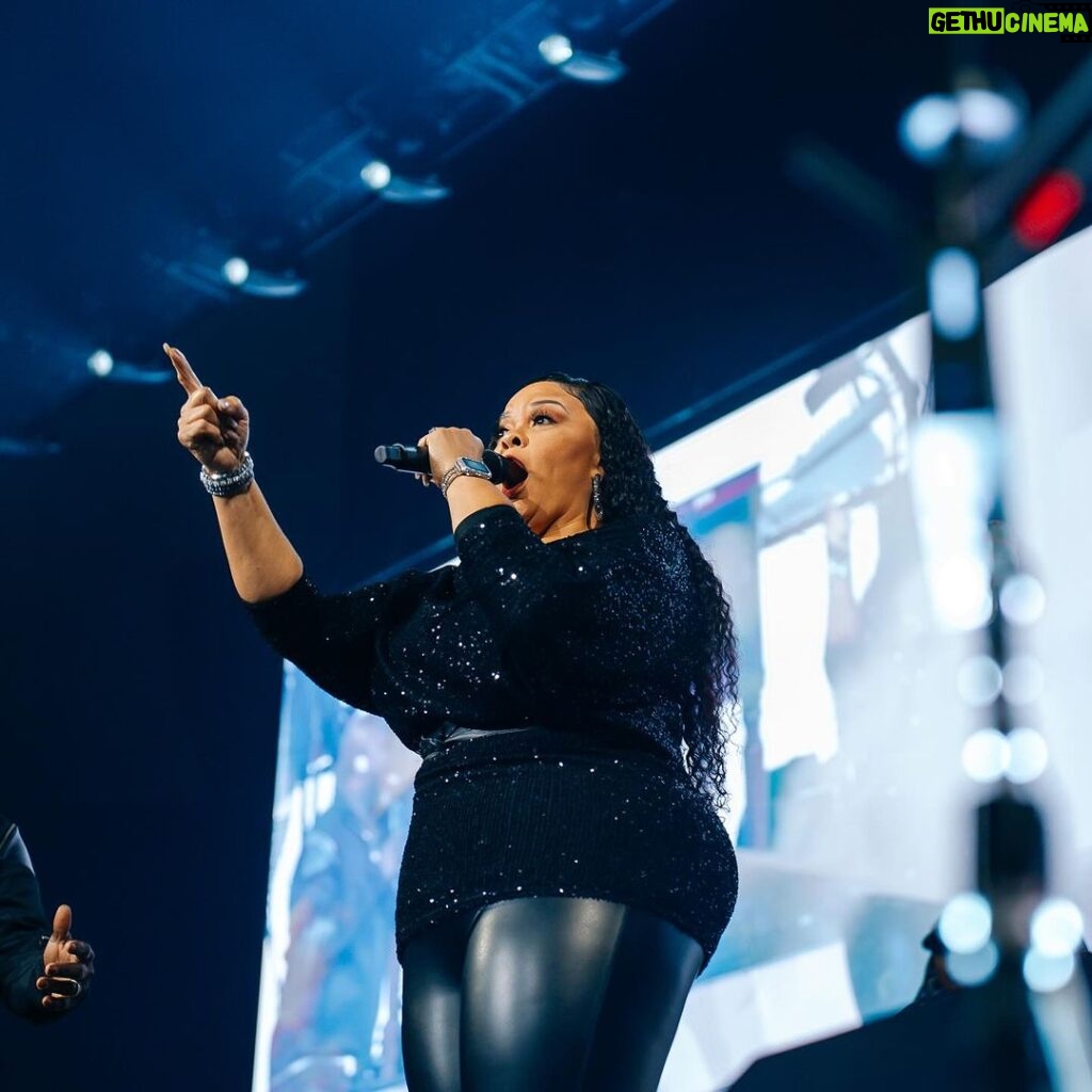 Tamela Mann Instagram - Thank you Jacksonville for the 🫶🏽 now we’re headed to the Carolinas! Raleigh we can’t wait to see you and have some good ole church! God has really been showing out at @reuniontourofficial !! 📸: @alexyassrr #raleigh #reuniontour #davidandtamelamann #davidmann #tamelamann #tillymanninc