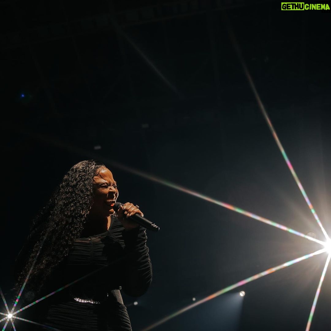 Tamela Mann Instagram - Thank you Jacksonville for the 🫶🏽 now we’re headed to the Carolinas! Raleigh we can’t wait to see you and have some good ole church! God has really been showing out at @reuniontourofficial !! 📸: @alexyassrr #raleigh #reuniontour #davidandtamelamann #davidmann #tamelamann #tillymanninc