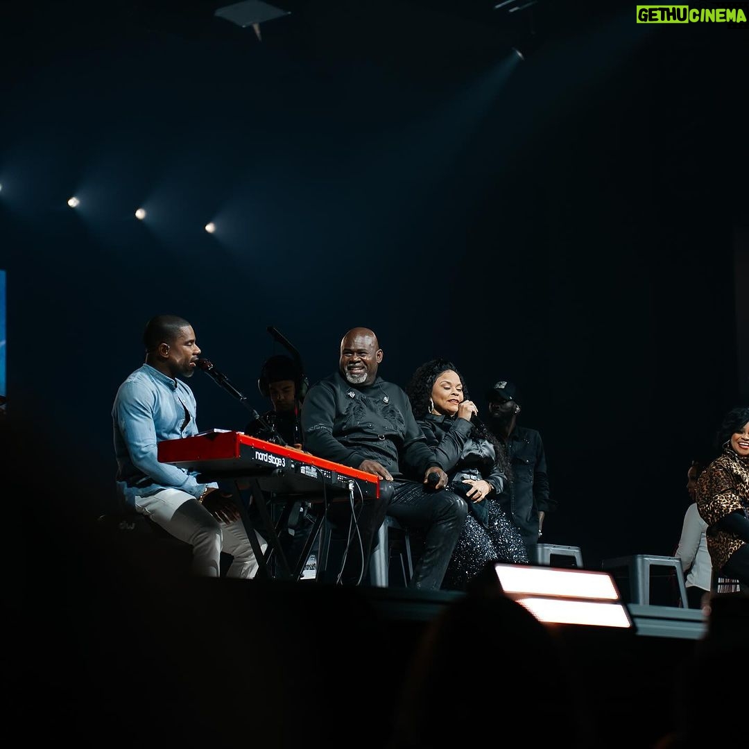 Tamela Mann Instagram - Thank you Jacksonville for the 🫶🏽 now we’re headed to the Carolinas! Raleigh we can’t wait to see you and have some good ole church! God has really been showing out at @reuniontourofficial !! 📸: @alexyassrr #raleigh #reuniontour #davidandtamelamann #davidmann #tamelamann #tillymanninc