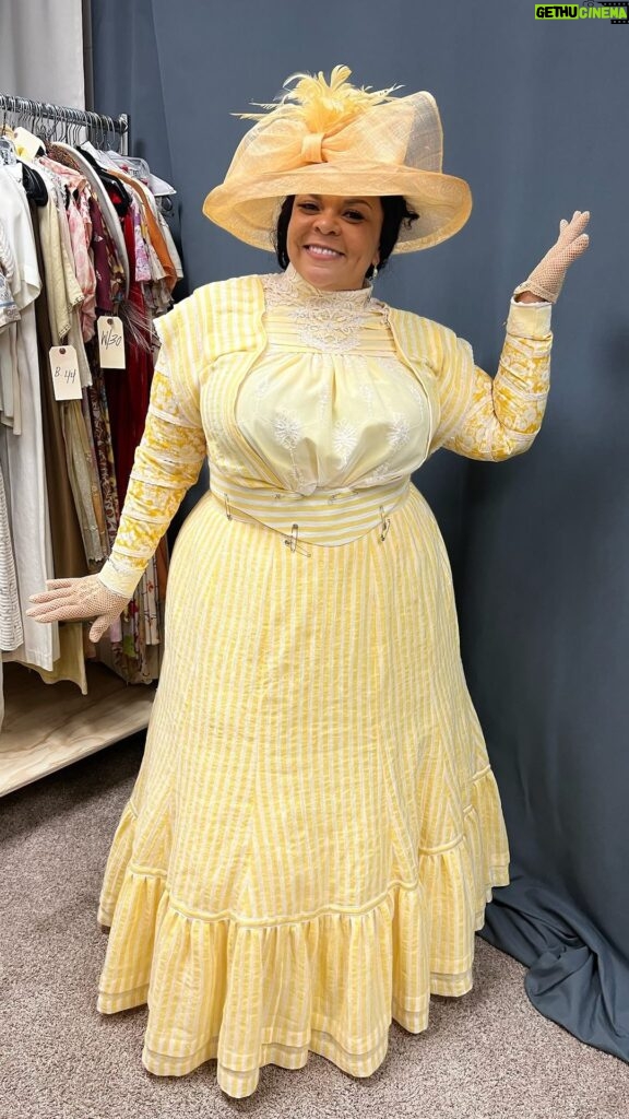 Tamela Mann Instagram - It’s Sunday Mornin’ and it’s Time to Make a Joyful Noise 🎶 When I received the call to be in @thecolorpurple I was overwhelmed at the ask. Not just to participate in such an iconic story but to also have the immediate support and advocacy from my dear @oprah who made this experience so personal for me. It was that love and support that echoed through the entire cast & crew! Thank you to every person who worked on this film to make this experience such a pleasant one for me and David! It was so good feeling the warmth of our lead cast and just everyone that I met to bring First Lady to life! Congratulations to all of my @thecolorpurple @wbpictures family! I am truly grateful! #ThankFul #TamelaMann #Thecolorpurple #FirstLady #Oprah