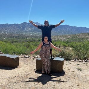 Tamela Mann Instagram - Good morning from paradise ❤️

Who’s painting would you choose?👀😂
Leave a 🤎 for David’s 
Leave a 💞 for Tams 
#35years #themanns