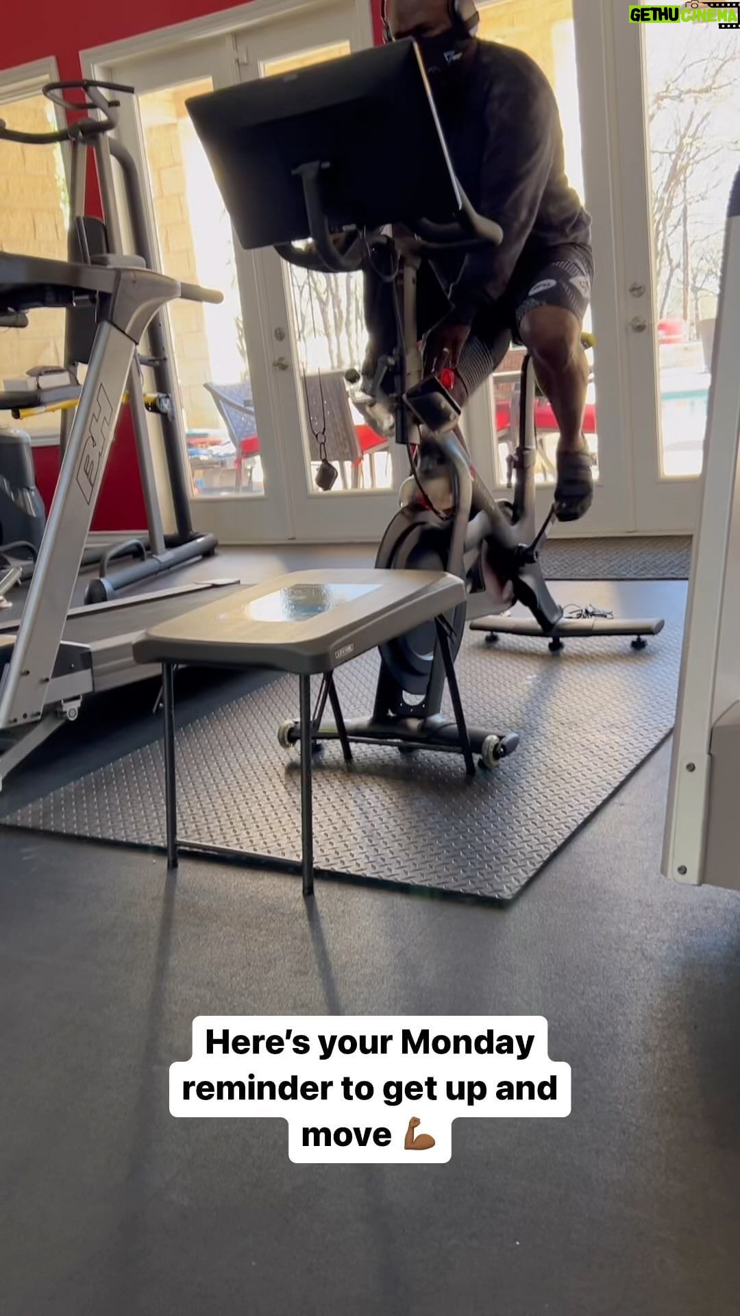 Tamela Mann Instagram - I didn't feel like going to the gym today 😩Discipline is key 💪🏾 Have an amazing Monday. #mondaymotivation #healthiswealth #peloton