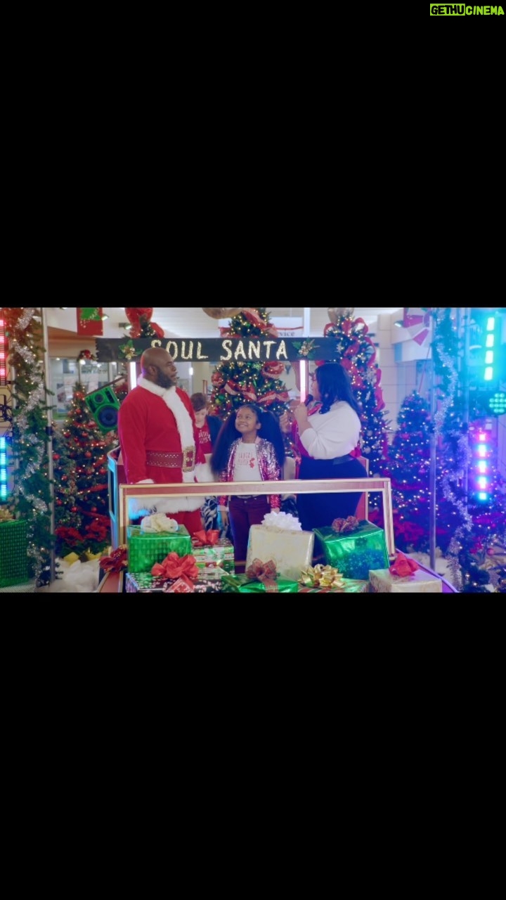 Tamela Mann Instagram - Christmas is the time that we celebrate the birth of the savior of the world. It is also a time for us to celebrate love, LIFE and family. ❤️ What does Christmas mean to you? #christmas