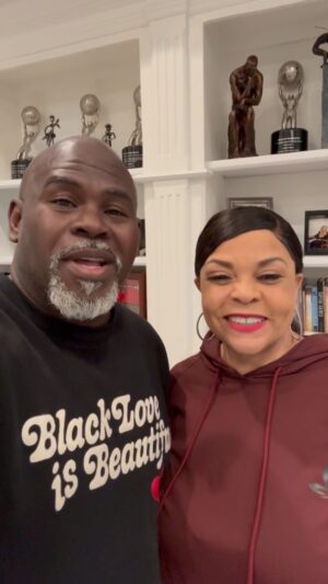 Tamela Mann Instagram - Happy Thanksgiving Everyone! We are so thankful to Walmart for being one of our sponsors of the @reuniontourofficial . Join  @walmart in celebrating Black Brands today & everyday and check out www.walmart.con/blackandunlimited to discover Black Brands, Founders , HBCU swag and more!
