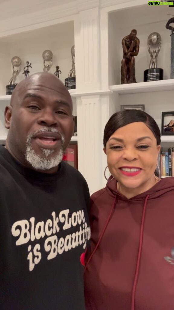 Tamela Mann Instagram - Happy Thanksgiving Everyone! We are so thankful to Walmart for being one of our sponsors of the @reuniontourofficial . Join @walmart in celebrating Black Brands today & everyday and check out www.walmart.con/blackandunlimited to discover Black Brands, Founders , HBCU swag and more!