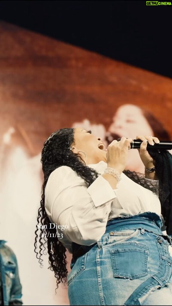 Tamela Mann Instagram - “For God so loved the world that he gave his one and only Son, so that everyone who believes in him will not perish but have eternal life.” John 3:16 #happysunday #greatestlovestory #Godslove @reuniontourofficial