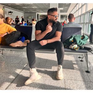 Tamer Hosny Instagram - الطياره اتأخرت🥹 و الجو من برد جداً لحر جداً 
من حقي اعرف انا في اي فصل في المطار ده 😡
و عملت كل حاجه نمت و صحيت و اتعرفت على اجانب كتير و بنحضر مشاريع دلوقتي  و لسه الطياره مجاتش 
على كل ده بقى و تخيلوا اروح ملاقيش حد عارفني في بونتكانا 🥴😱🤓😀 اكرم يارب 
بس دي كل قصتي في ال  ٨ ساعات اللي بقوا ٩ ساعات  يلا سلام يا شباب بيقولوا الطياره وصلت  و اي جديد هعرفكم 😀سلام👋

@blumarevents