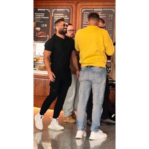 Tamer Hosny Instagram - الطياره اتأخرت🥹 و الجو من برد جداً لحر جداً 
من حقي اعرف انا في اي فصل في المطار ده 😡
و عملت كل حاجه نمت و صحيت و اتعرفت على اجانب كتير و بنحضر مشاريع دلوقتي  و لسه الطياره مجاتش 
على كل ده بقى و تخيلوا اروح ملاقيش حد عارفني في بونتكانا 🥴😱🤓😀 اكرم يارب 
بس دي كل قصتي في ال  ٨ ساعات اللي بقوا ٩ ساعات  يلا سلام يا شباب بيقولوا الطياره وصلت  و اي جديد هعرفكم 😀سلام👋

@blumarevents