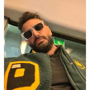 Tamer Hosny Instagram - الطياره اتأخرت🥹 و الجو من برد جداً لحر جداً 
من حقي اعرف انا في اي فصل في المطار ده 😡
و عملت كل حاجه نمت و صحيت و اتعرفت على اجانب كتير و بنحضر مشاريع دلوقتي  و لسه الطياره مجاتش 
على كل ده بقى و تخيلوا اروح ملاقيش حد عارفني في بونتكانا 🥴😱🤓😀 اكرم يارب 
بس دي كل قصتي في ال  ٨ ساعات اللي بقوا ٩ ساعات  يلا سلام يا شباب بيقولوا الطياره وصلت  و اي جديد هعرفكم 😀سلام👋

@blumarevents
