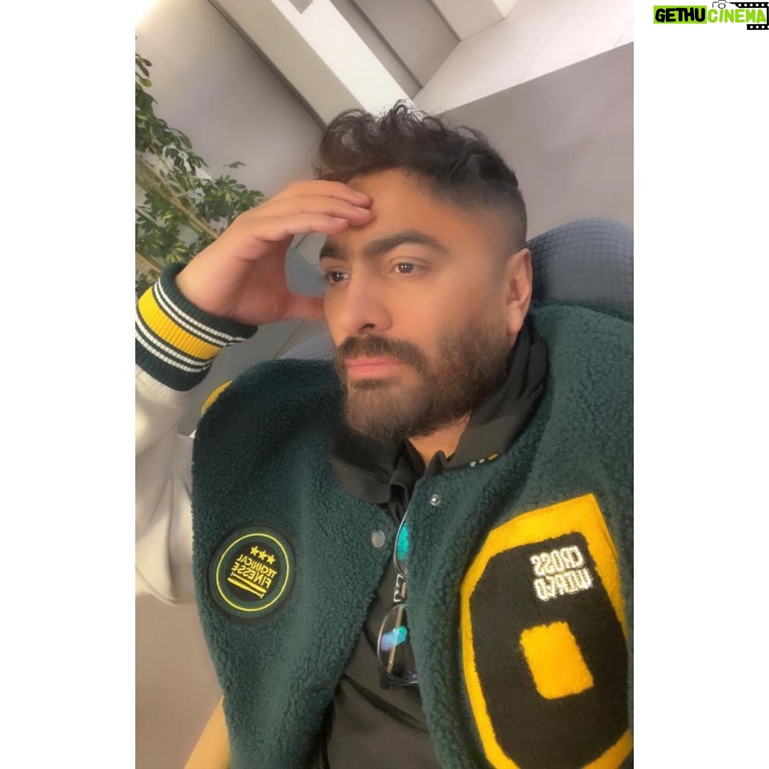 Tamer Hosny Instagram - ترانزيت ٨ ساعات في مطار فرانكفورت المانيا قولت اعملكوا فوتو سيشن سريع 😀صباح العسل ❤️
