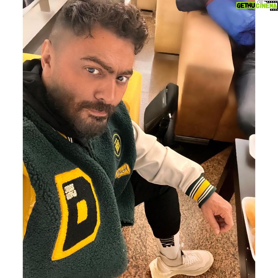 Tamer Hosny Instagram - ترانزيت ٨ ساعات في مطار فرانكفورت المانيا قولت اعملكوا فوتو سيشن سريع 😀صباح العسل ❤️