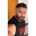 Tamer Hosny Instagram - مساء و صباح العسل علي الناس الحلوه مش عايز اقول غير بحبكم والله والله من كل قلبي لما بدخل كل شويه اشوف تعليقاتكم بحس اني عايز اقولكم كده و خصوصاً لما الاقي ناس بتدعيلي في ظهر الغيب بقول احمدك يا رب 🤲 دي نعمه كبيره اوي اصل انا بقدر اوي الدعاء لانه اغلى هدايا الدنيا و الآخره .. لما بزعل و ببقى حزين بدخل اقرا كلامكم بقوى تاني والله والله دي حقيقه ربنا يخليكوا ليا عشان كده محدش يستغرب لما بفضل طول الوقت انزلكم حاجات تفيدكم او تعرفكم معلومه تنفعكم انا بحبكم من قلبي اقسم بالله من اعماق قلبي بحسكم من اهلي بجد لإن طريقة كلامكم ليا مش جمهور و نجم ابداً .. انا بحس في كل تعليق بيتكتب اني صاحب او من اهل اللي بيكتب عشان كده بقولكم شكراً🤝و بحبكم 🫶لانه احساس حلاوته متتوصفش