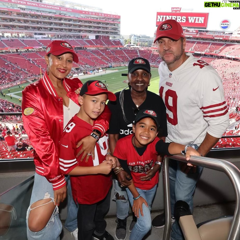 Tamera Mowry-Housley Instagram - Whenever my mom comes into town during the football season. We’ve gotta take her to a @49ers game. She’s officially a fan. ❤️Thanks to the niner team for always spoiling us. We can never get enough. Go niners!!!!!! #bangbangninergang
