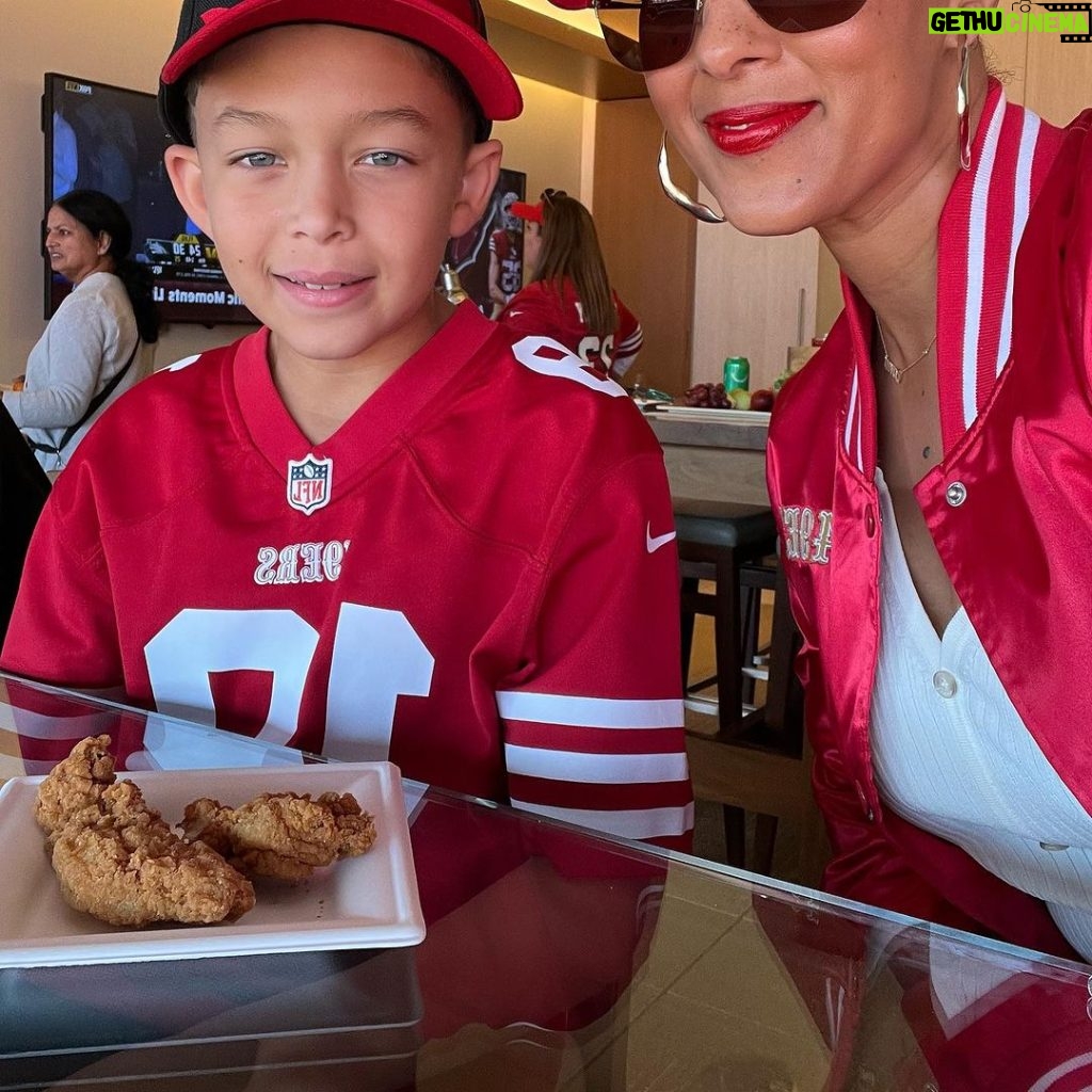 Tamera Mowry-Housley Instagram - Whenever my mom comes into town during the football season. We’ve gotta take her to a @49ers game. She’s officially a fan. ❤️Thanks to the niner team for always spoiling us. We can never get enough. Go niners!!!!!! #bangbangninergang